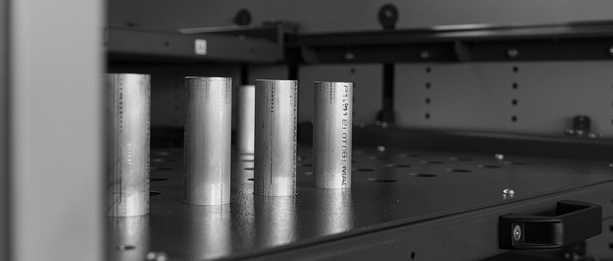 Metal cylindrical parts arranged on an automation cell fixture plate